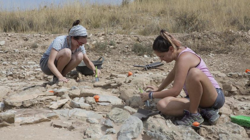 Un equip d’arqueòlegs i voluntaris treballa al jaciment