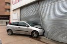 Se salta una rotonda i encasta el cotxe contra un comerç a Tàrrega