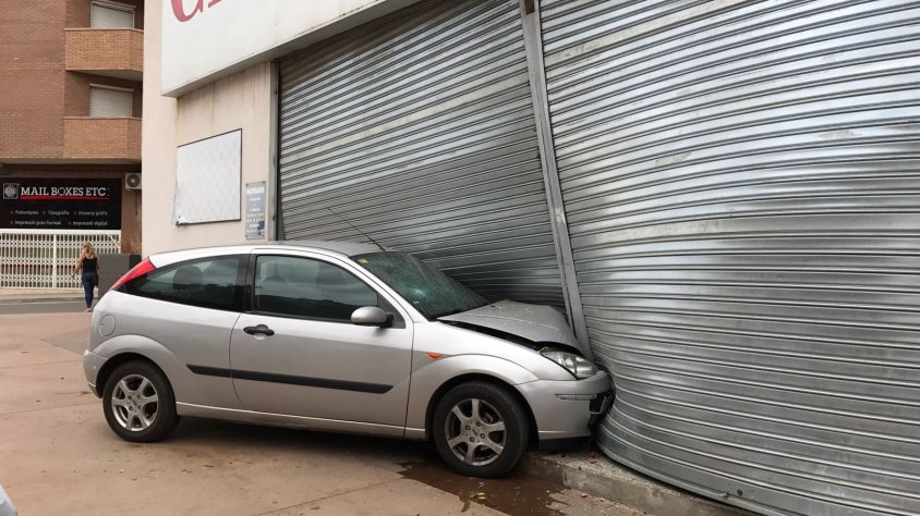 El vehicle encastat contra un comerç de l'avinguda de Barcelona