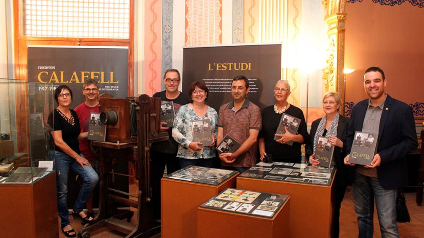 Presentació avui de l’exposició i el llibre amb la presència de l’alcaldessa Rosa Maria Perelló; el regidor de Cultura, Raül Palacios; l’autor de la recerca, Ramon Barnadas; l’equip directiu del Museu Comarcal de l’Urgell; i les filles de Jaume Calafell, 