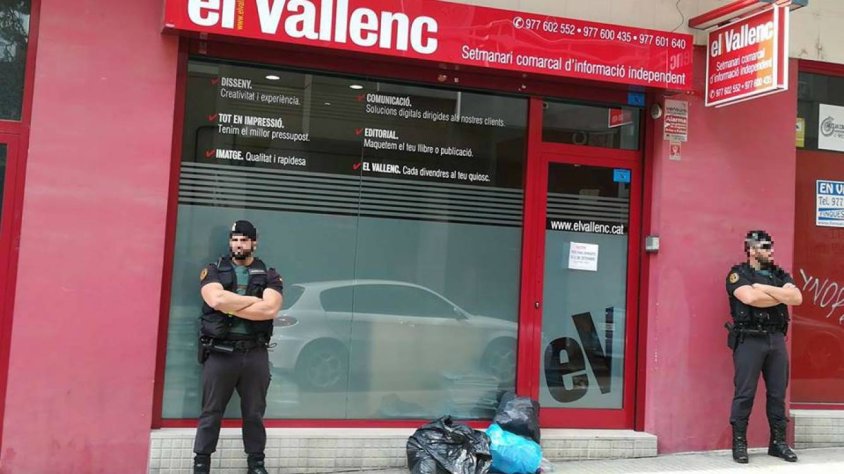 Dos guàrdies civils plantats davant les oficines d'El Vallenc