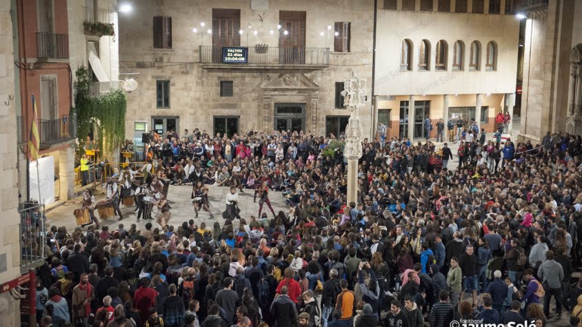 La plaça Major plena de gom a gom per veure actuar els cerverins Sound de Secà, que estrenaven espectacle