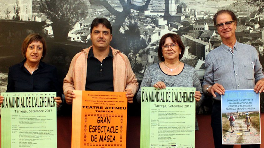 Presentació del cicle d’activitats amb l’alcaldessa Rosa Maria Perelló; el regidor de Promoció de la Salut, Jaume Folguera; el president de l’Associació Alzheimer Tàrrega i Comarca, Josep Manel Gustemps; i la directora del centre de l’entitat, Ramona Moix