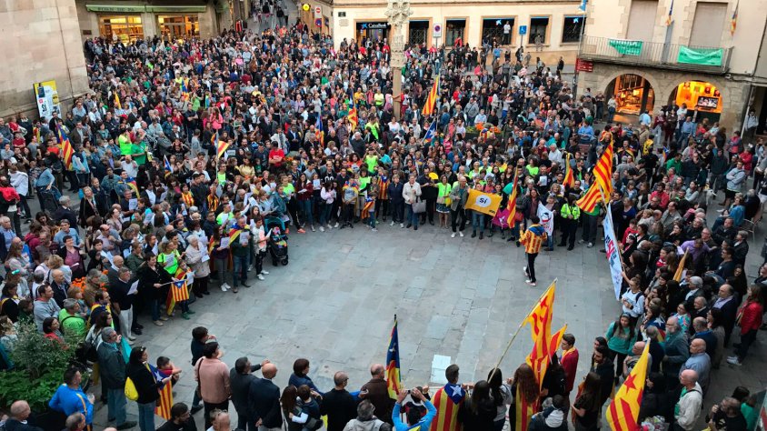 Un miler de persones van omplir la plaça Major aquest dimecres per demostrar el seu rebuig als registres i detencions d'alts càrrecs de la Generalitat