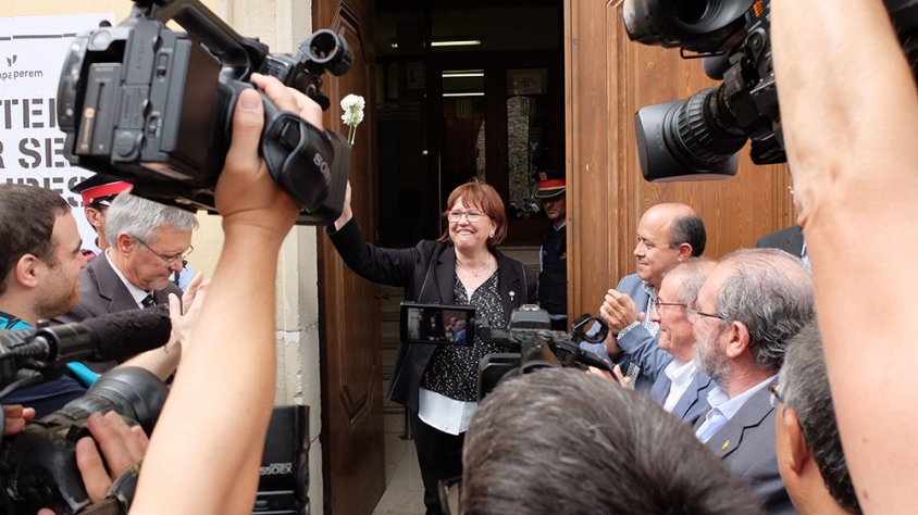 Rosa Maria Perelló saludant les persones que s'han concentrat davant els jutjats de Cervera