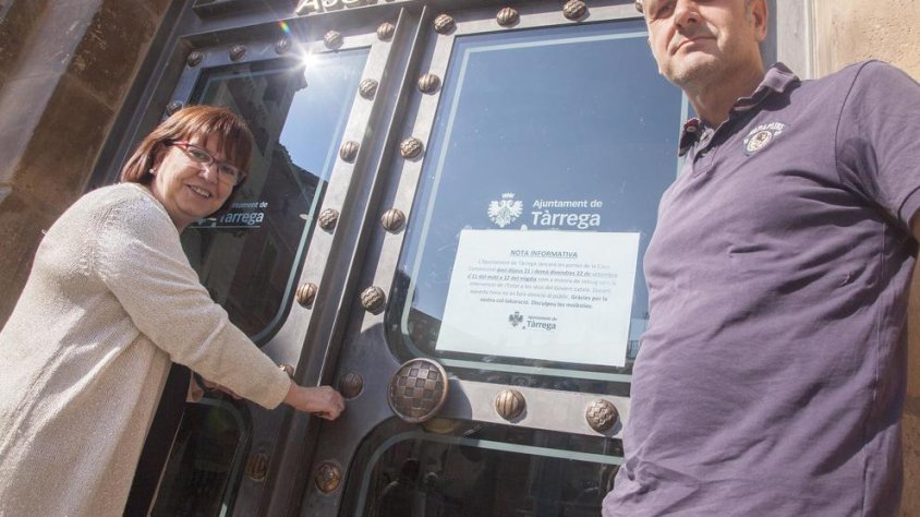 El moment en què l'alcaldessa i el regidor Joan Palou tancaven les portes del consistori ahir