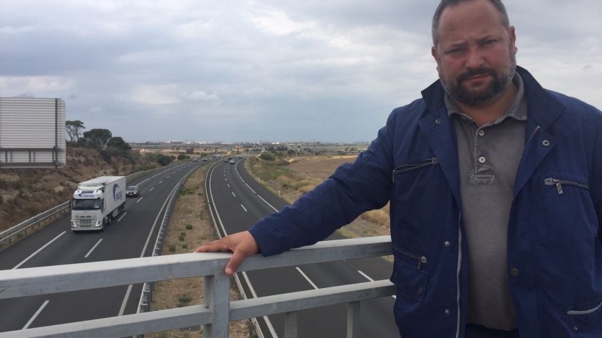 Silveri Caro en un pont sobre l'autovia A-2 al seu pas per Tàrrega