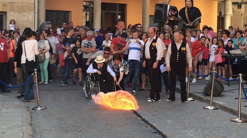 Antoni Solà, acompanyat de l'alcaldessa, Rosa M. Perelló, encenent la tronada de l'any 2015
