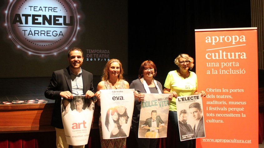 Presentació de la Temporada de Teatre 2017 – 2018 de Tàrrega al Teatre Ateneu amb l’alcaldessa Rosa Maria Perelló; el regidor de Cultura, Raül Palacios; la tècnica de Cultura, Teresa Garcia; i la directora d’Apropa Cultura, Sònia Gainza