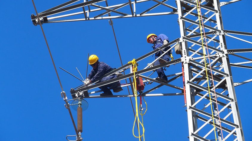 Operaris instal·lant un dels protectors