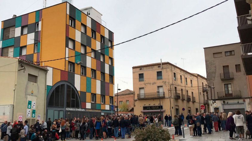 Cues per votar al Centre d'Entitats ahir al matí