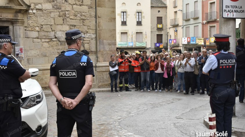 Els ciutadans van adreçar aplaudiments als Mossos d'Esquadra, la Policia Local i els Bombers