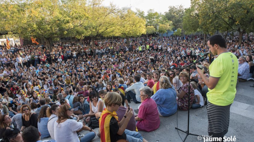 El regidor de la CUP Carles Vílchez llegint un fragment del manifest que es va llegir en culminar la marxa silenciosa