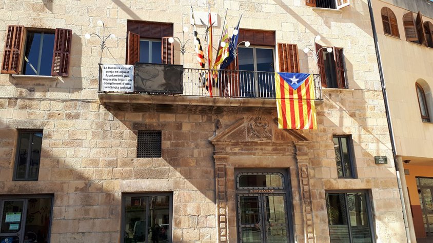 El balcó de l'Ajuntament de Tàrrega aquest dijous al matí