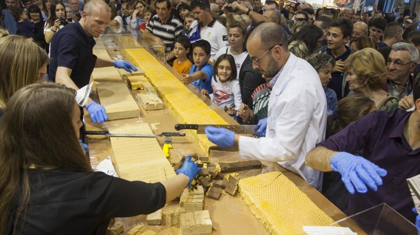 Torrons Vicens va repartir dos barres gegants de torró de 250 quilos cada una entre milers de persones