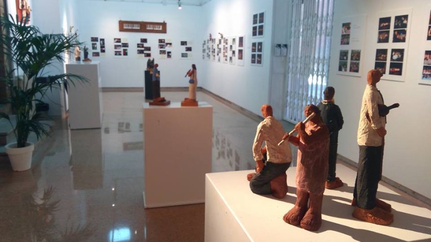 La mostra combina fotografies i escultures