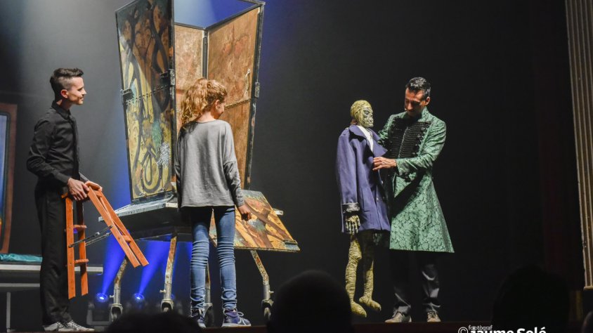 L'il·lusionista demana la col·laboració del públic al llarg de tot l'espectacle