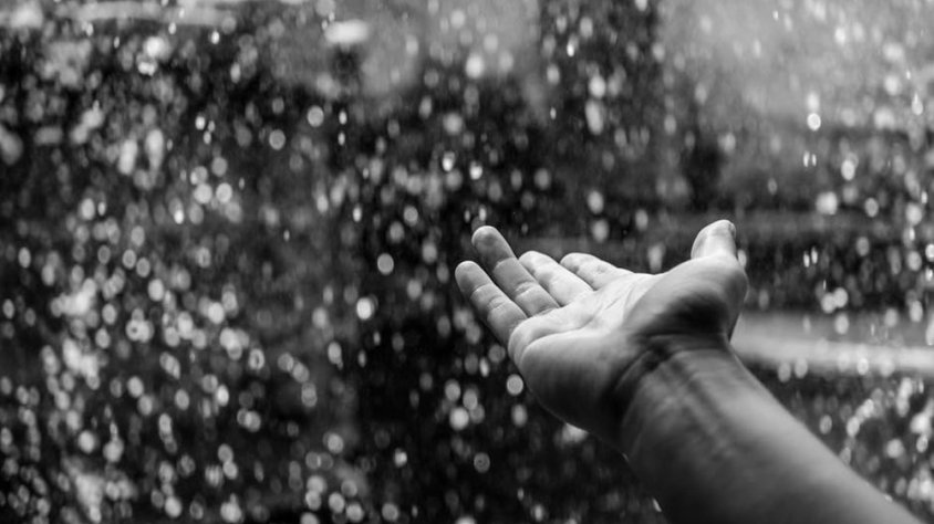 Una mà acarona la pluja