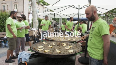 Preparant la paella
