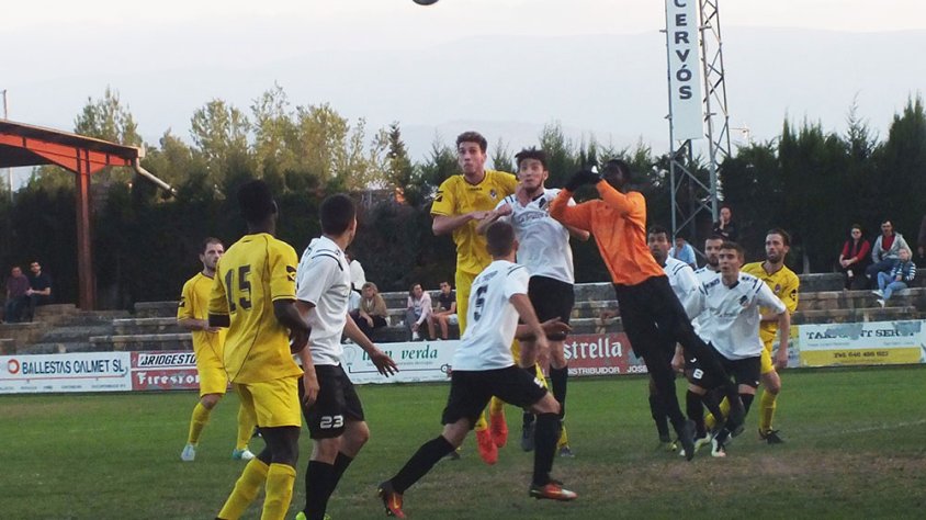 Un moment del partit contra el Tremp