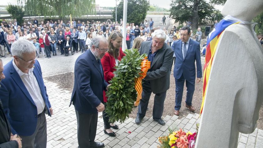 El moment que la consellera i les autoritats feien l'ofrena floral al monument a Companys