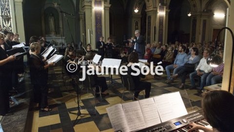 Els cantaires amb el públic al fons