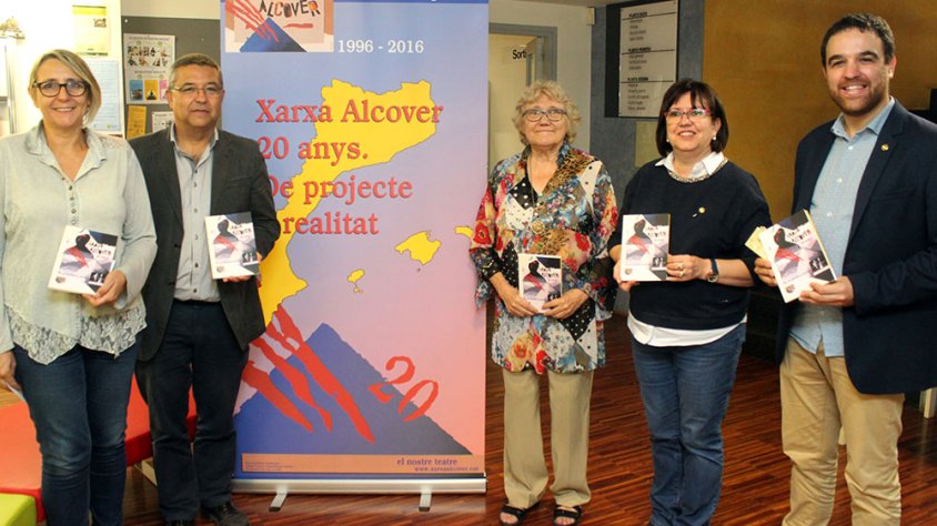 Presentació de l’exposició i el llibre amb l’escriptora Isabel Clara-Simó; l’alcaldessa Rosa Maria Perelló; el 1r tinent d’alcalde, Carles Pascual; el regidor de Cultura, Raül Palacios; i la presidenta de la Xarxa Alcover, Teresa Garcia