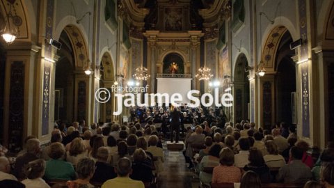 Vista de l'església de la Mercè plena per al concert