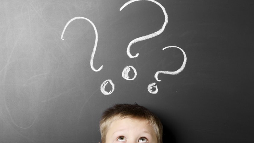 Un nen fent-se interrogants