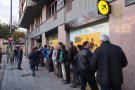 Mig centenar de targarins es troben a les 8 del matí per retirar diners del banc