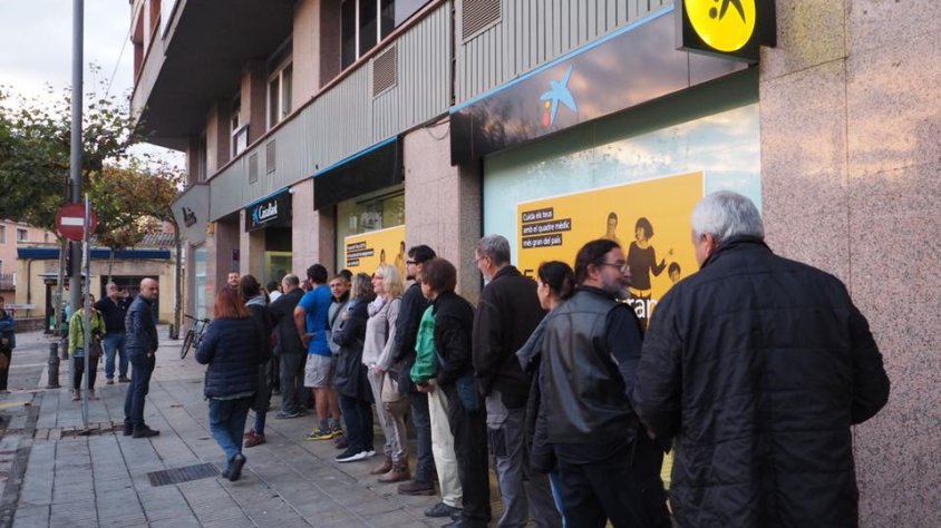 Algunes de les persones que feien cua per treure diners aquest matí
