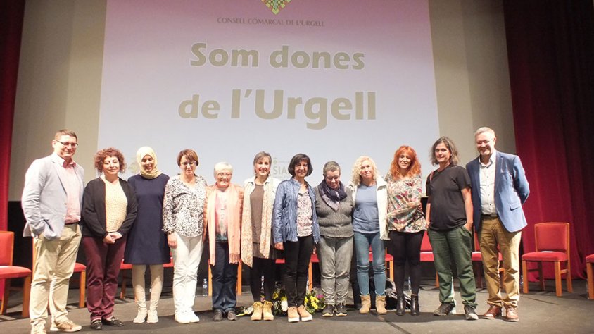 Les autoritats amb les protagonistes dels vídeos
