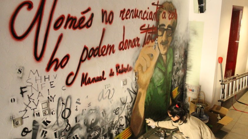 Imatge del mural dedicat a Pedrolo que hi ha al Rostoll