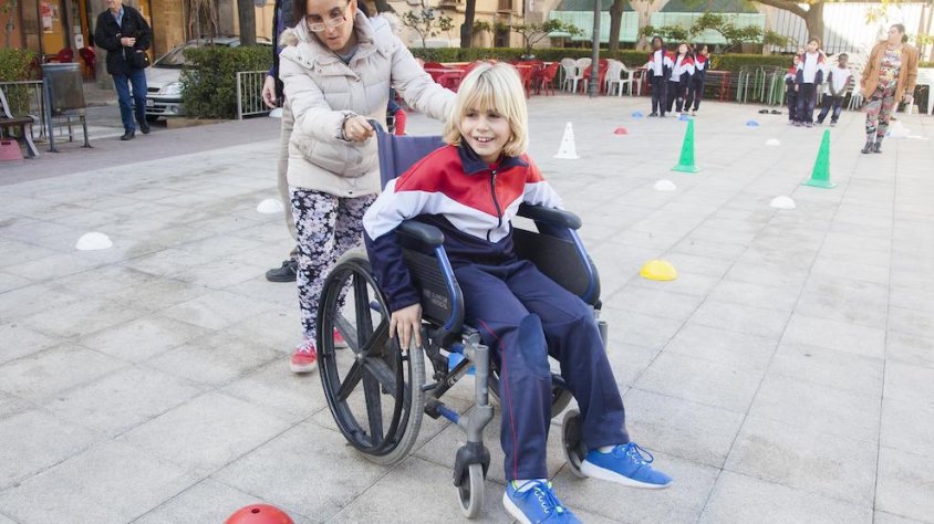 Un dels participants prova una cadira de rodes