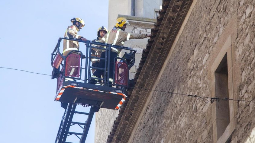Els Bombers van utilitzar el camió escala per revisar les teules