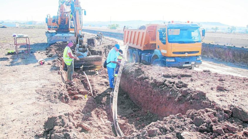 Tècnics de la companyia treballen en la reparació del cable