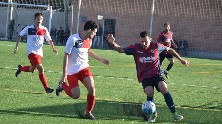 Un dels jugadors targarins disputant la pilota a un contrari