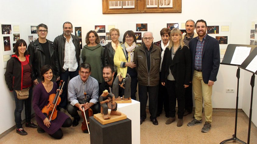 Foto de família dels assistents a la cloenda de l'exposició