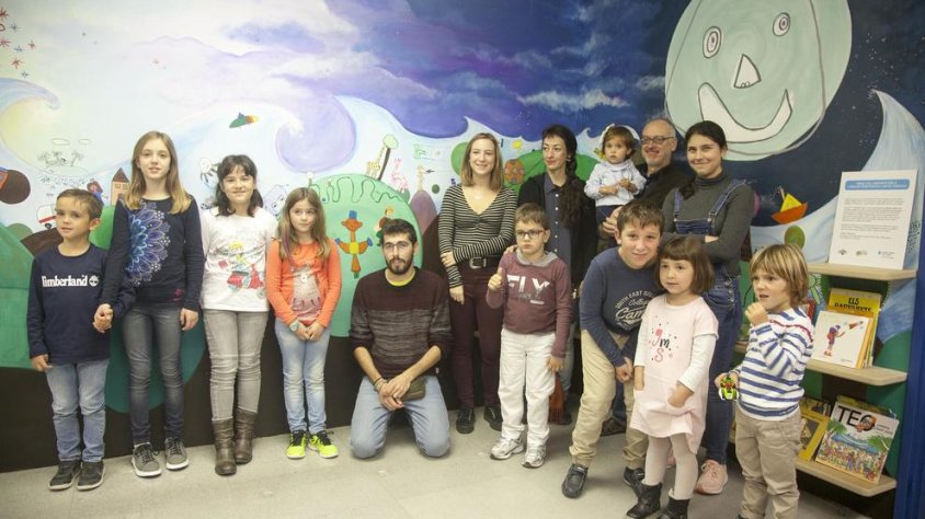 Artistes locals amb alguns dels alumnes de primària autors dels dibuixos