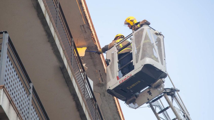 Els Bombers comprovant l’arrebossat de l’estructura