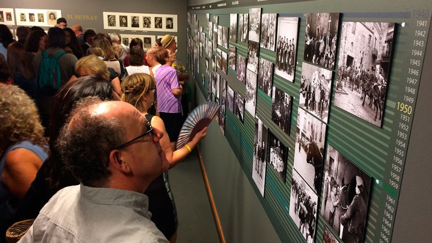 Visitants a la mostra dedicada al fotògraf Jaume Calafell al Museu Comarcal