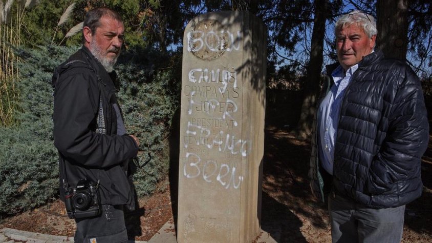 Amadeu Ros (dreta) i Josep Companys, nebot del president, davant del monument danyat