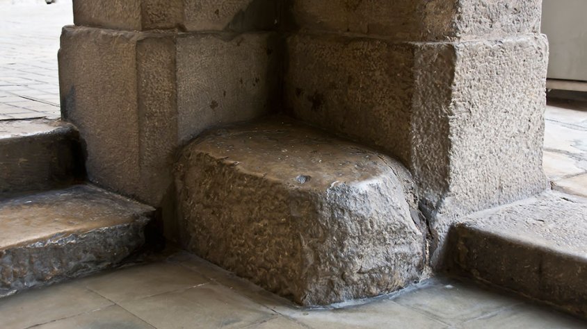 A la part baixa i centre del pilar, la pedra del piló de les subhastes