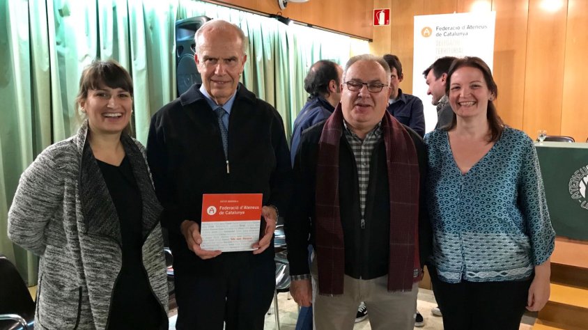 Recollint la placa de la Federació d'Ateneus. D'esquerra a dreta, membres de la junta de l'Ateneu: Carla Casteràs, Antonio Tacies, Francesc Montané i Elisabet Talavera