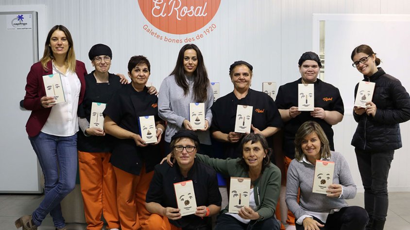L'equip de l'obrador mostrant els nous envasos de les galetes