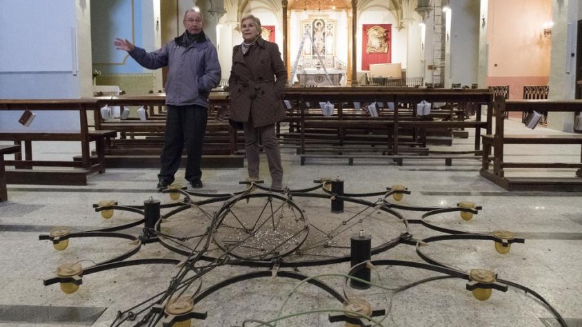 Imatge dels llums ja desinstal·lats a l'església de Sant Pau Narbonenc d'Anglesola