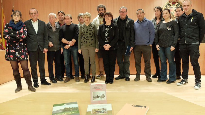 Fotografia de família dels participants en l'acte amb regidors del consistori