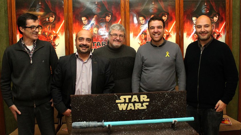 Han presentat els actes el regidor de Cultura, Raül Palacios; el gerent de Circuit Urgellenc, Pere Aumedes; el mestre pastisser Joan Nicolau; i els representants del GalacticTast 2017, Lluís Agea i Jordi Sociats; amb l’espasa làser de xocolata