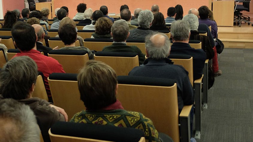 Imatge del públic que va assistir a l'homenatge a Quim Capdevila amb els oradors al fons