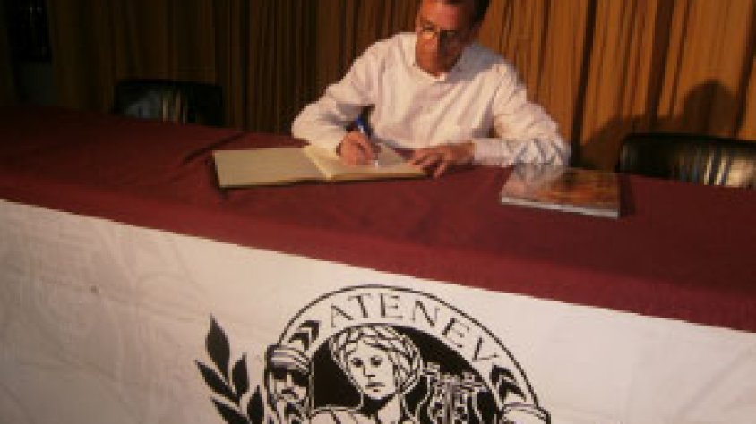 Josep M. Martí Carnicer signant el Llibre d'Honor de l'Ateneu en la presentació d'Imatges de Tàrrega